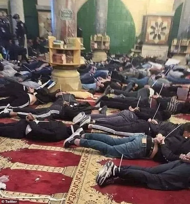 Palestiinalaiset palvojat ovat sidottuina käsistä ja jaloista vatsalleen Al Aqsa -moskeijan lattialle Israelin joukkojen hyökkäyksen jälkeen.