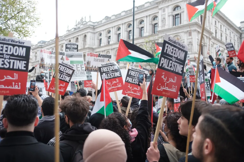 Palestiinalaiset mielenosoittavat osoittavat mieltä Israelin miehitystä vastaan. Palestiinalaiset kantavat mielenosoituksen bannereita: "Freedom For Palestine" ja "Stop Arming Israel".